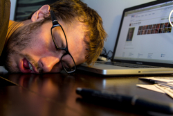 Um programador cansado, dormindo sobre o teclado