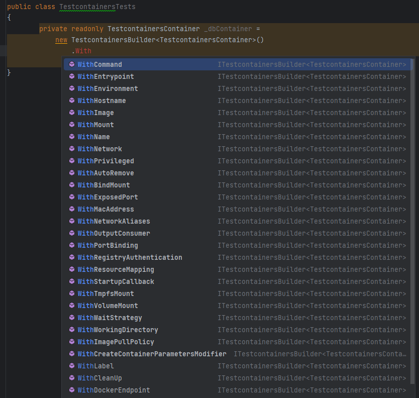 Métodos de customização de imagem encontrados na classe TestcontainersBuilder, como WithImage, WithCommand e WithEnvironment.